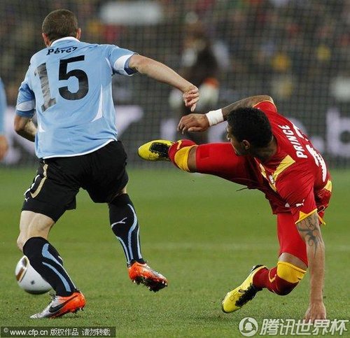 图文:乌拉圭VS加纳 博阿滕身体失重_2010南非