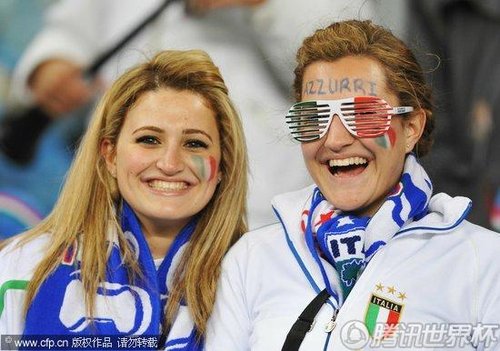 图文:意大利VS巴拉圭 球迷为本队呐喊助威_世