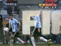 视频：阿根廷中场积极拼抢 海因策手球犯规
