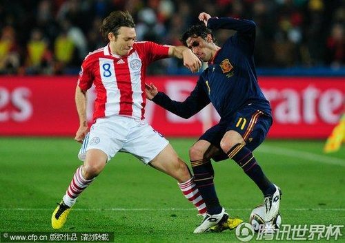 图文:巴拉圭VS西班牙 卡普德维拉脚底拉球_世