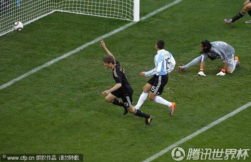 图文:阿根廷VS德国 穆勒进球回放(10)