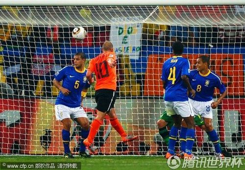 图文:荷兰2-1巴西 斯内德头球攻门_2010南非世界杯