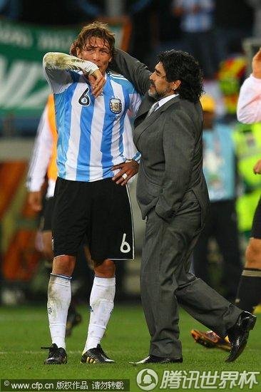 图文:阿根廷0-4德国 阿根廷队员哭泣_2010南非世界杯