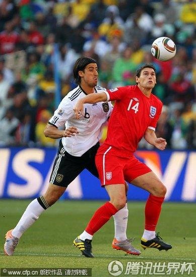 图文:德国vs英格兰 巴里背身拿球_2010南非世