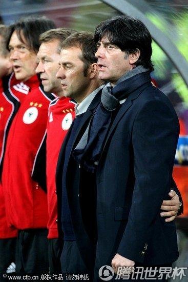 图文:德国3-2乌拉圭 德国教练组唱国歌