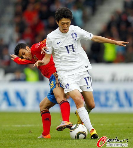 图文:热身赛西班牙1-0韩国 李青龙突破_世界杯