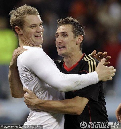 图文:德国4-0阿根廷 克洛泽与队友拥抱庆祝