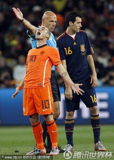 图文:荷兰VS西班牙 斯内德倍感冤枉_2010南非