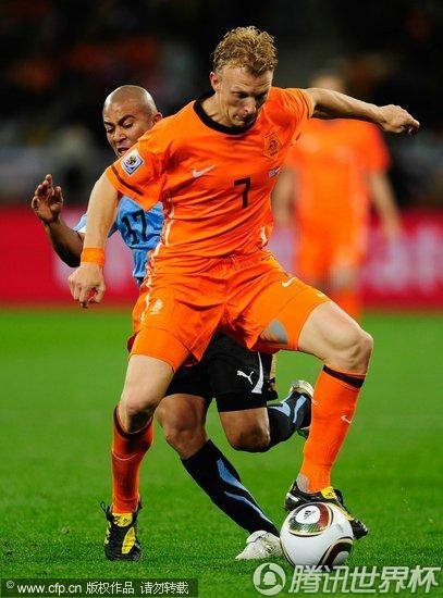 图文:乌拉圭VS荷兰 库伊特中场盘带_2010南非
