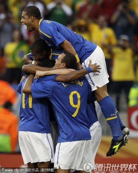 图文:荷兰VS巴西 巴西球员庆祝_2010南非世界杯