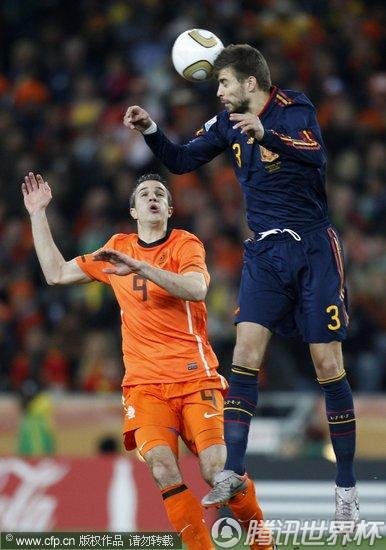 图文:荷兰vs西班牙 皮克头球解围_世界杯图片
