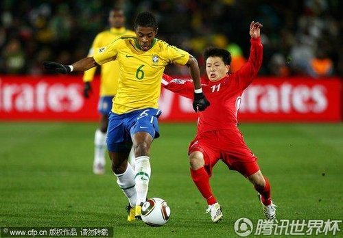 图文:巴西vs朝鲜 巴斯托斯成功抢断_世界杯图片