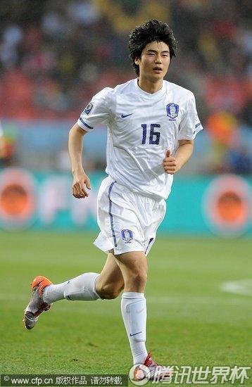 组图:乌拉圭2-1韩国 寄诚庸在场上奔跑