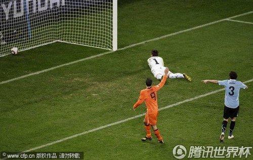 图文:乌拉圭VS荷兰 足球打入死角_2010南非世