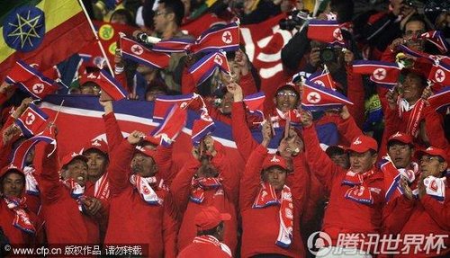 图文:巴西VS朝鲜 朝鲜球迷组成红海_世界杯图