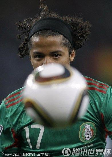 图文:阿根廷VS墨西哥 多斯桑托斯注视皮球_B