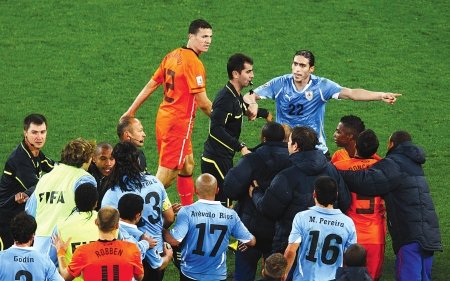 争议判罚惹怒乌拉圭全队 亚洲主哨遭球员围攻
