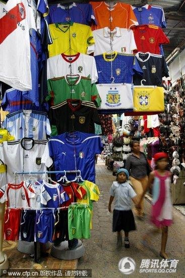 图文:萨尔瓦多世界杯球衣热卖_世界杯图片