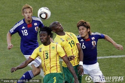 图文:日本VS喀麦隆 队友配合不够默契_世界杯