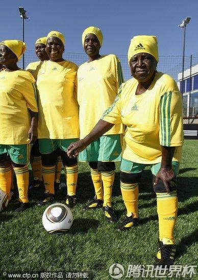 图文:奶奶足球队参加训练营 不输小伙子(1)_世