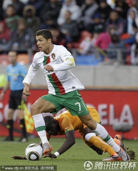 图文:科特迪瓦0-0葡萄牙 C罗带球过人_世界杯
