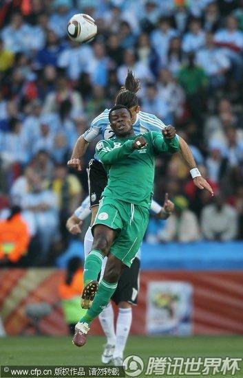 图文:阿根廷VS尼日利亚 德米凯利斯头球解围_