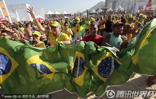 图文:巴西VS朝鲜 巴西本土球迷狂热助威(4)_2
