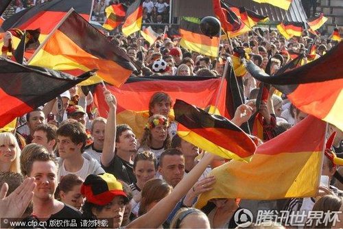 图文:德国球迷看转播 气氛火热不输南非(9)_世