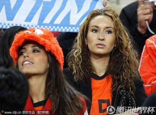 图文:荷兰VS西班牙 范佩西女友等待比赛