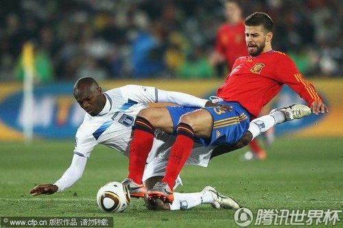图文:西班牙VS洪都拉斯 皮克被进攻队员放倒_