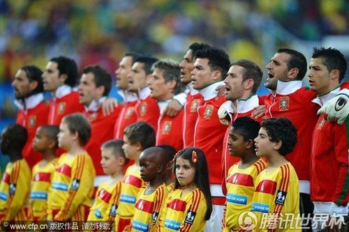 图文:葡萄牙VS巴西 葡萄牙球员高唱国歌_201