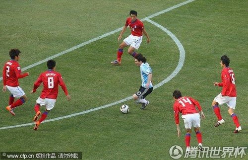 图文:阿根廷VS韩国 5人围抢梅西_B组新闻