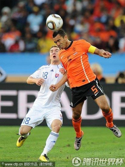 图文:荷兰VS斯洛伐克 老范跳起头球解围_世界