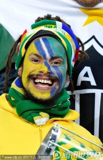 图文:巴西2-1朝鲜 巴西球迷彩绘脸谱_2010南非
