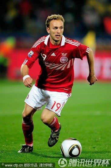 图文:丹麦1-3日本 罗梅达尔控球_世界杯图片