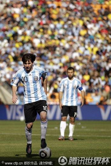 图文:阿根廷VS韩国 梅西欲罚任意球_B组新闻
