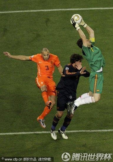 图文:荷兰VS西班牙 卡西跃起拿球