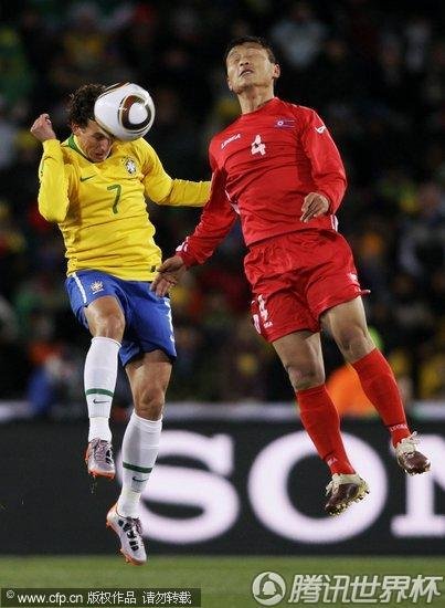图文:巴西Vs朝鲜 埃拉诺头球摆渡_2010南非世界杯
