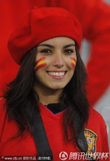 图文:西班牙1-0葡萄牙 西班牙美女笑容恬美_世