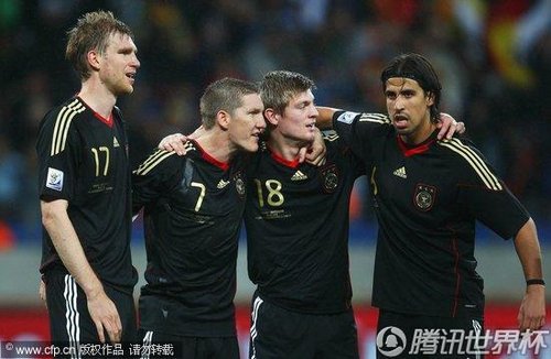 图文:乌拉圭2-3德国 德国队员拥抱庆祝