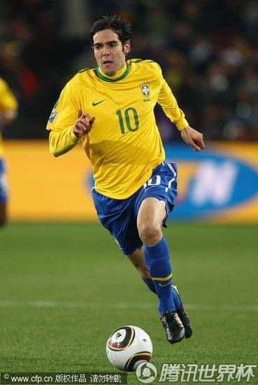 图文:巴西3-0智利 卡卡带球奔跑_2010南非世界杯