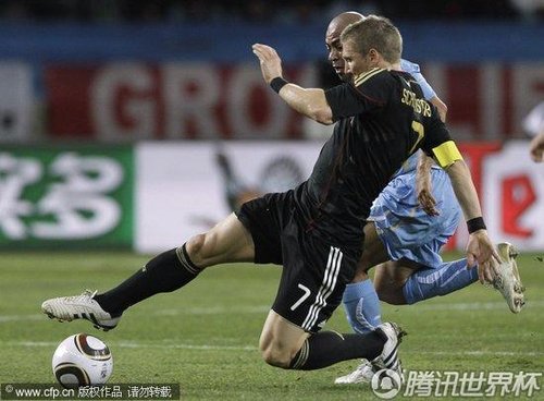 图文:德国3-2乌拉圭 小猪带球突破_世界杯图片