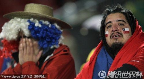 图文:巴西vs智利 智利球迷哭泣_世界杯图片