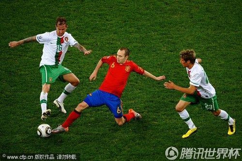 图文:西班牙VS葡萄牙 小白伸脚捅球