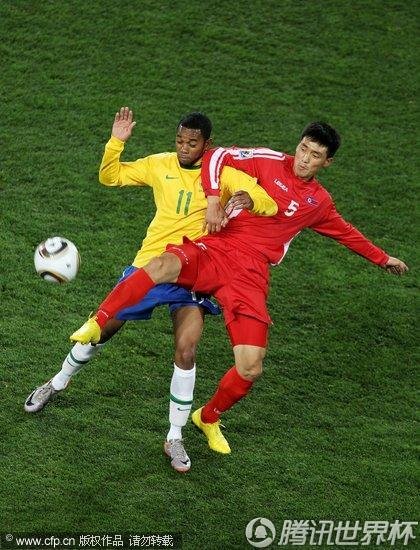 图文:巴西VS朝鲜 罗比尼奥争抢不及_世界杯图
