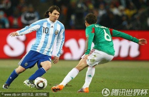 图文:阿根廷vs墨西哥 梅西变向过人_2010南非