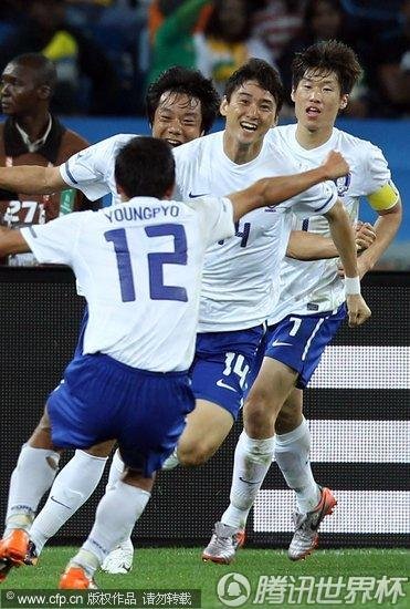 图文:尼日利亚2-2韩国 李正秀扳平比分_2010南