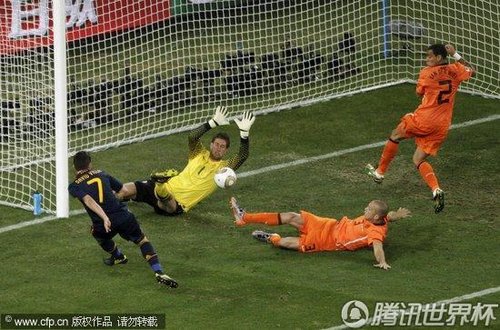 图文:荷兰VS西班牙 海廷加阻挡必进球