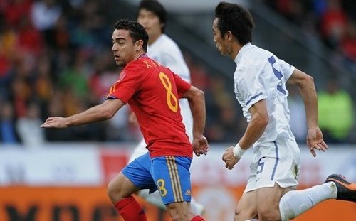 图文:热身赛西班牙1-0韩国 哈维摆脱对手_世界