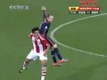 视频：伊涅斯塔头球争顶犯规 撞倒里维罗斯